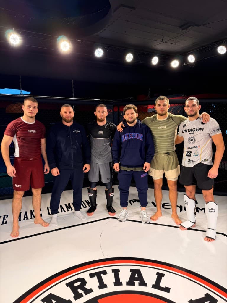 Gökhan Aksu (links) mit dem Team im Käfig des UFD Gym in Düsseldorf
