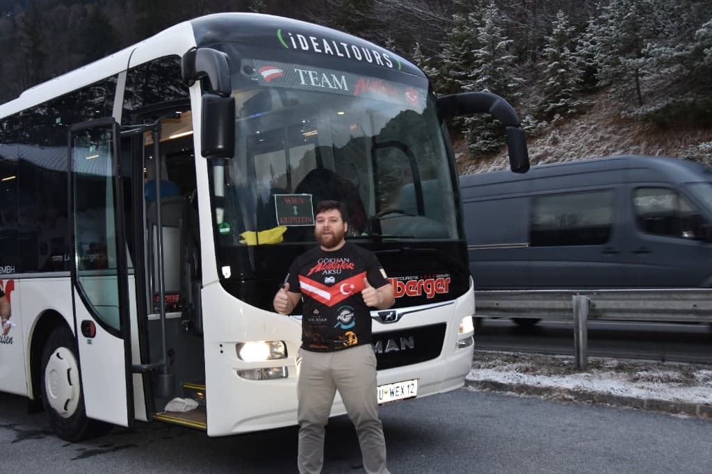 Aydogan Aksu steht vor dem Team-Abinator-Reisebus.