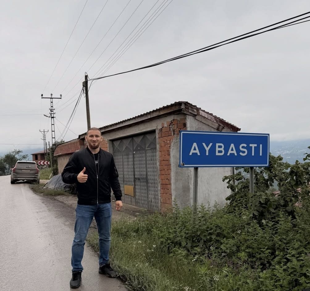 Gökhan Aksu am Ortsschild von Aybastı
