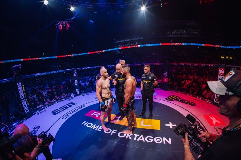 Gökhan Aksu im Staredown im OKTAGON-Käfig