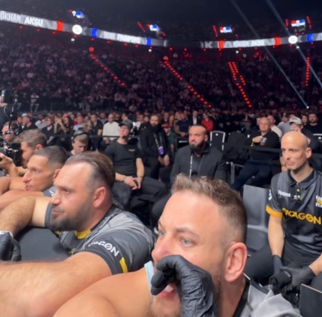 Das Team von MAA Rosenheim in der Ecke bei einem OKTAGON-Kampf von Gökhan Aksu