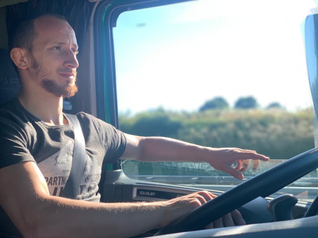 Gökhan Aksu am Steuer eines LKW