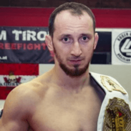 Gökhan Aksu mit Championship-Gürtel
